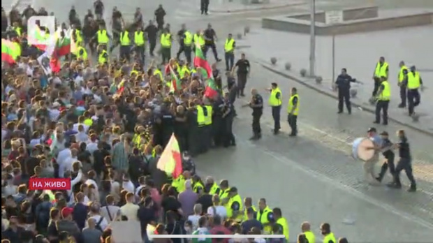 Ескалира напрежението между протестиращите и полицията на протестите в Триъгълника