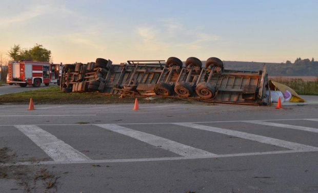 Камион се обърна на магистрала Тракия“ и блокира движението в
