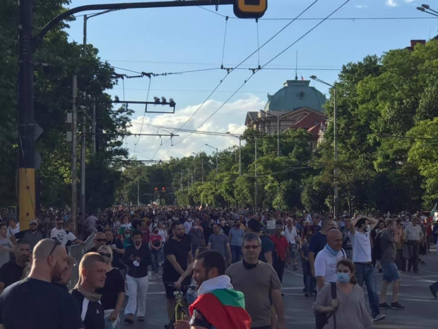 Жители на Бургас тръгнаха към протеста в София където ще развеят