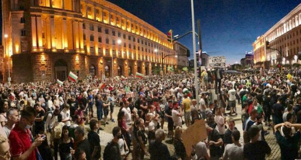 В деветия ден от антиправителствения протест в София хиляди недоволни