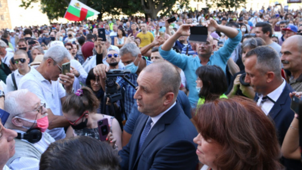 Държавният глава Румен радев излезе тази вечер пред протестиращите и призова към