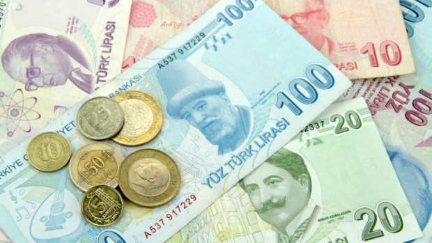 Турските държавни банки са продали най-малко 2,5 млрд. долара, за