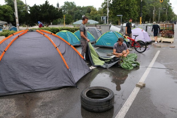 Протестиращите лагерници на Орлов мост се възстановяват след снощната буря