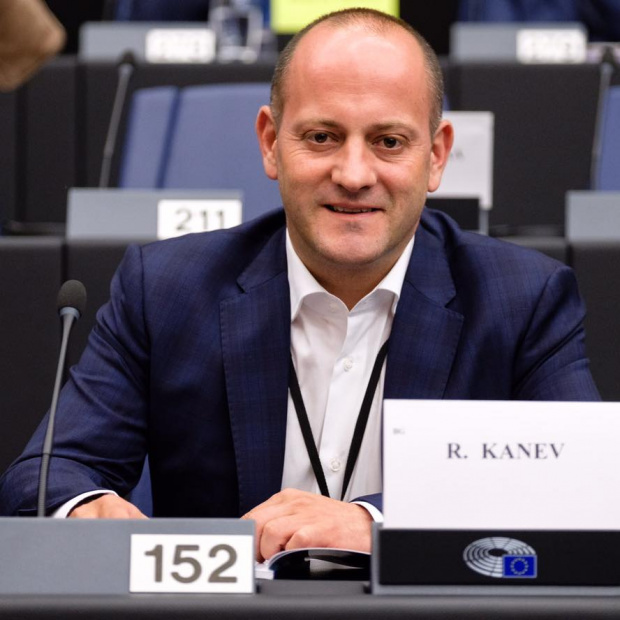 Представителят на Демократична България в Европарламента - Радан Кънев, написа
