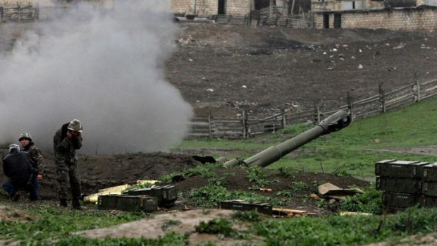 Арменски и азербайджански сили са разположили тежка артилерия на фона