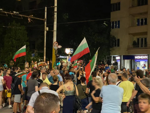 За 93 та вечер протестиращи поискаха оставките на правителството и главния