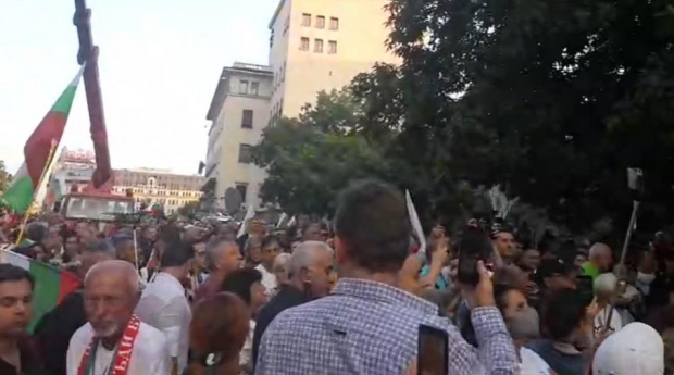 В 99 ия ден на гражданско недоволство площадът в София отново