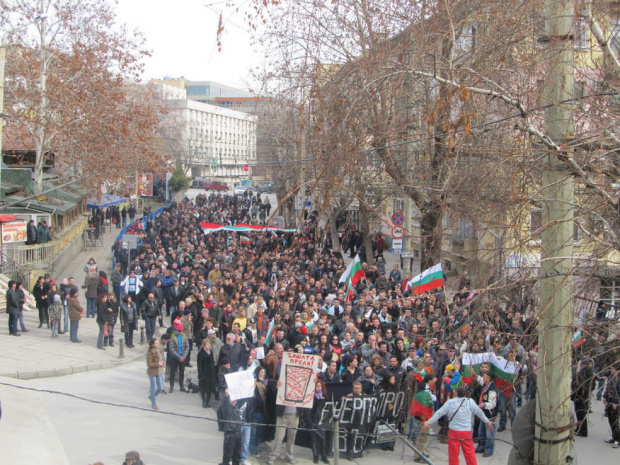 С митинг и шествие протестиращите във Велико Търново се включиха