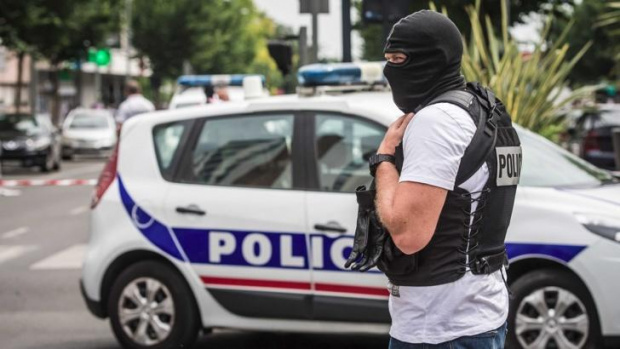 Атака с нож в Париж Мъж беше намушкан и почина
