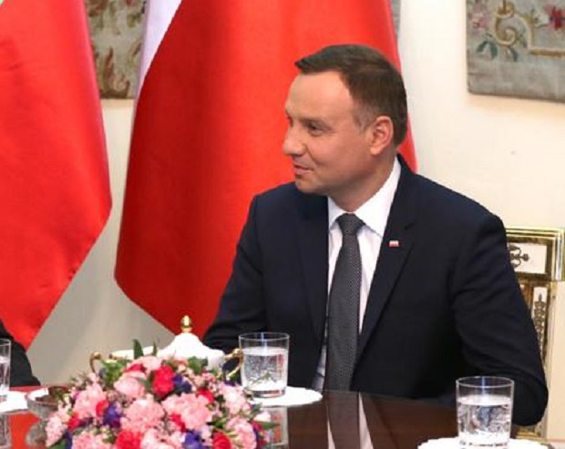 Полският президент Анджей Дуда е заразен с коронавирус но се