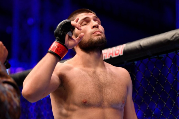 Непобедимият велик боец Хабиб Нурмагомедов защити титлата на UFC в