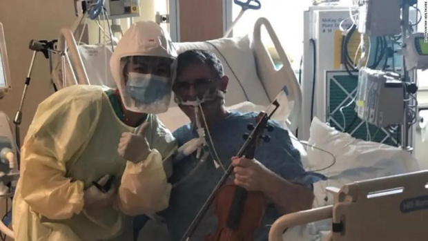 Интубиран пациент на Covid свири на цигулка за да благодари