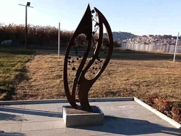 Паметникът на брега на Охридското езеро в памет на българските