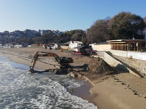 Багер разкопа Централния плаж на Созопол, за да се съхранят
