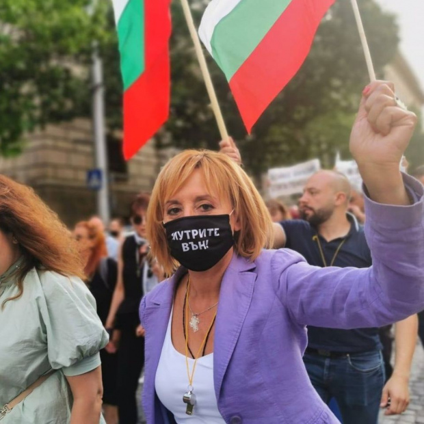 Председателят на Гражданската платформа Изправи се БГ Мая Манолова и активисти