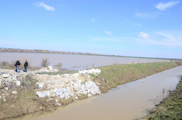 Препълнена Тунджа скъса изкуствена дига, населението се притеснява за наводнения