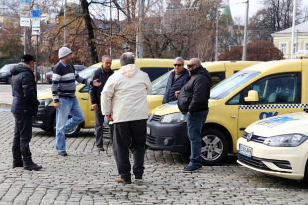 Таксиметрови шофьори от цялата страна излязоха на протест с искане
