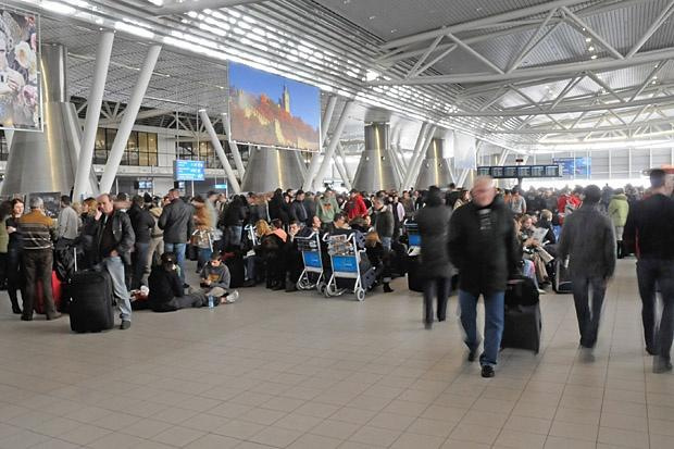 На летище София кацна първият самолет с българи от Великобритания