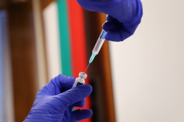 Ваксинацията срещу COVID-19 в страната продължава вече трети ден, предаде