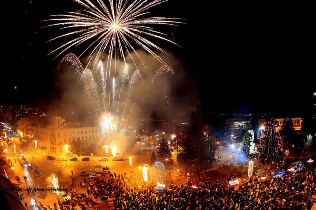 Български политици честитят Новата 2021 година с надежда и пожелания