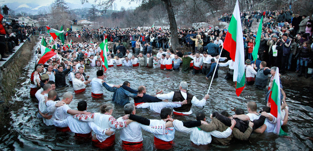 Стотици мъже нагазиха във водите на Тунджа в Калофер за традиционния ритуал