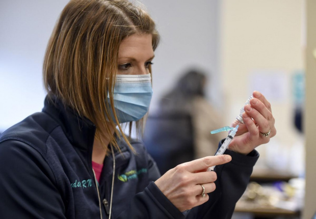 Последните акорди на изминалата тежка година минаха в надпревара за ваксинация