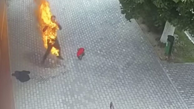 Мъж се самозапали на площада на Независимостта в Минск Беларуските