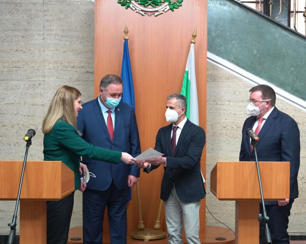 Министърът на правосъдието Десислава Ахладова връчи днес удостоверение за българско