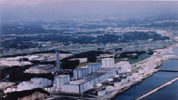 Нивото на охлаждащата вода в два реактора на авариралата японска