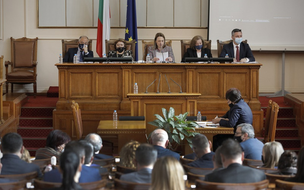 Парламентът задължи премиера Бойко Борисов да дойде на следващото заседание