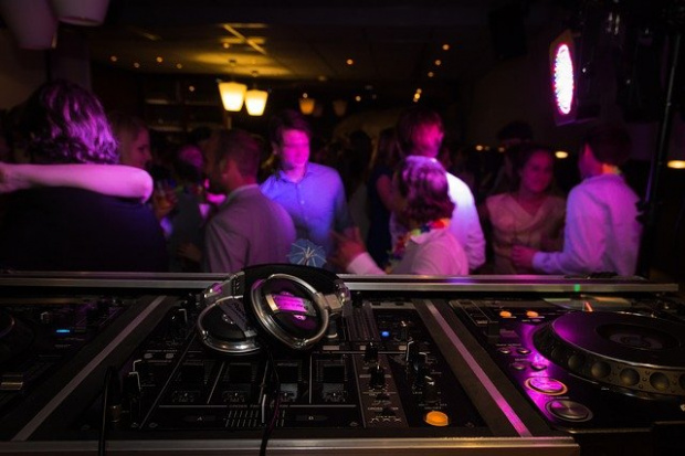 Нощните клубове дискотеките и барове отворят врати от днес Те