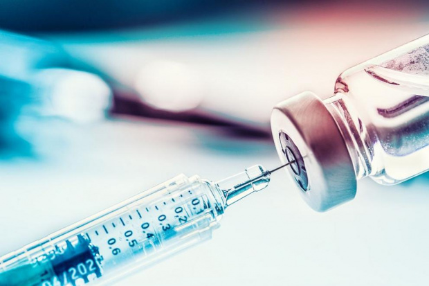 Хора ваксинирани с две дози от ваксина срещу коронавирус вече