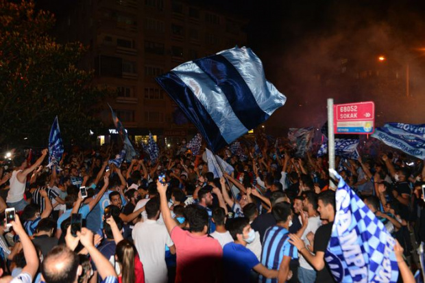 Ефектно шоу по улицата на град Адана спретнаха феновете на турския