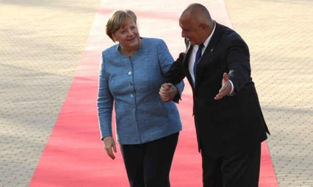 Скандално разследване в авторитетното германско издание Шпигел замеси германския канцлер