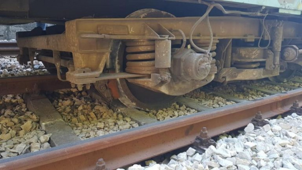 Влак беше спрян и нападнат с камъни. Случката е от