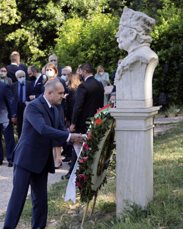 Президентът Румен Радев и българските делегати отдадоха почит пред паметника