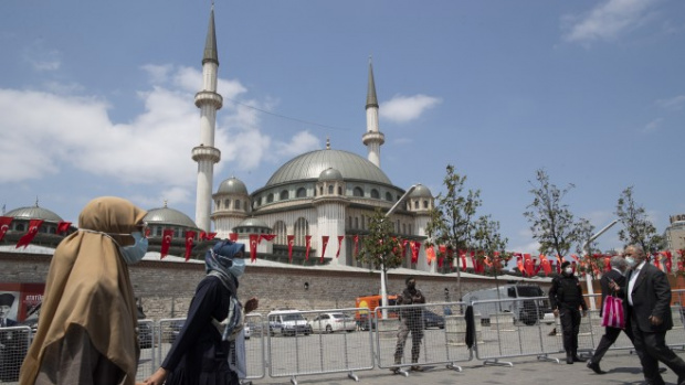 Президентът Реджеп Ердоган откри в петък внушителна нова джамия в