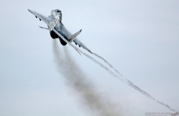 След прекъсване на издирването на катастрофиралия изтребител МиГ-29 на 14 юни заради лошо време, продължава събирането на