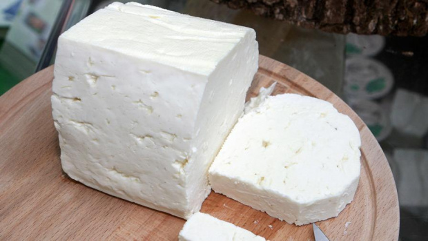 Българската агенция по безопасност на храните спря производството на сирене