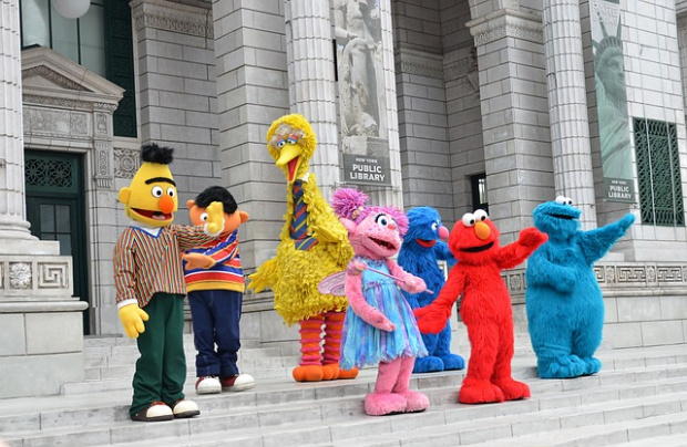 Популярното по целия свят детско шоу Улица Сезам  също демонстрира толерантност към ЛГБТ