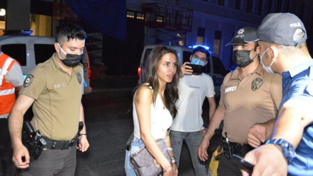 Известна турска актриса е била задържана заедно с приятеля си