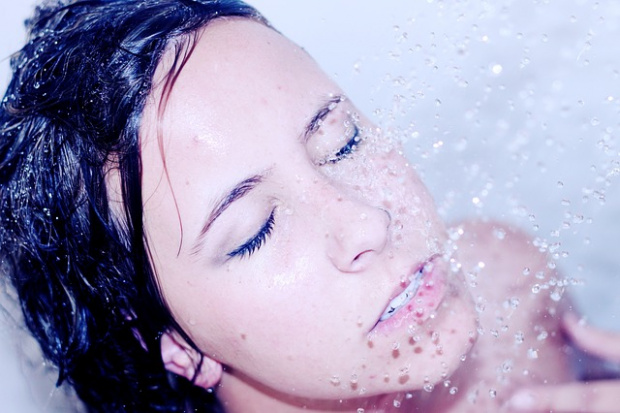 Редовното прилагане на контрастни душове тренира сърдечно-съдовата система, но студената вода може да предизвика