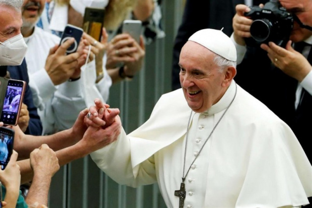 84-годишният папа Франциск претърпя успешна операция на дебелото черво, съобщи