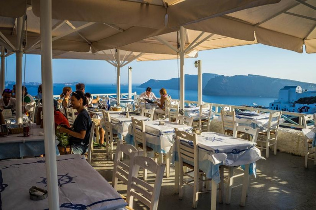 Гръцките власти връщат от днес част от ограниченията върху ресторантите