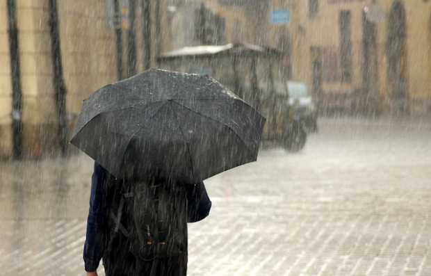 Силна буря връхлетя вчера Враца, а поройният дъжд превърна улиците