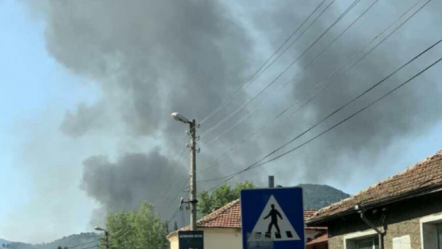 Нов пожар пламна вчера в изгорелите складове в Кресна Пламъците 