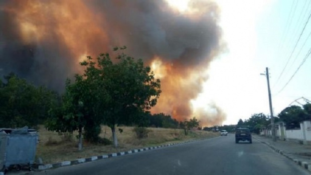 Голям пожар гори край Старосел, става ясно от снимки на