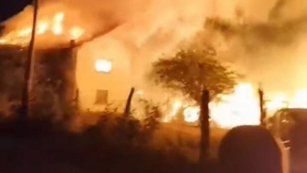 Шест къщи и шест селскостопански постройки изгоряха във велинградското село Кръстава
