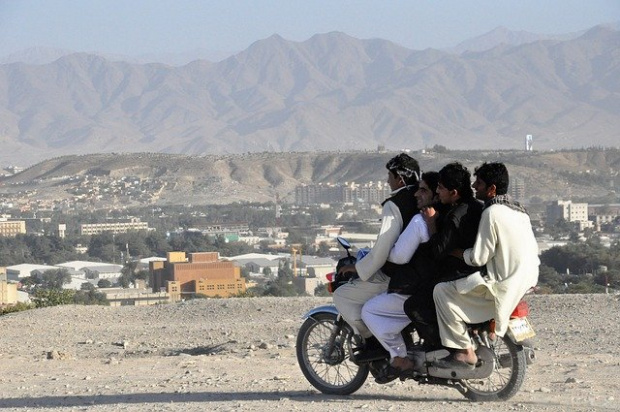 Талибаните обявиха край на войната в Афганистан след като влязоха