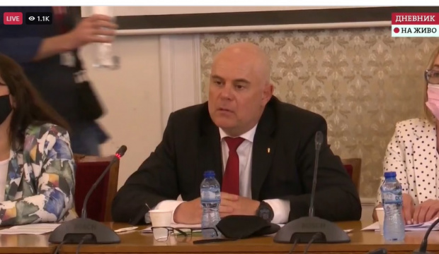 Главният прокурор Иван Гешев все пак отиде в парламента въпреки
